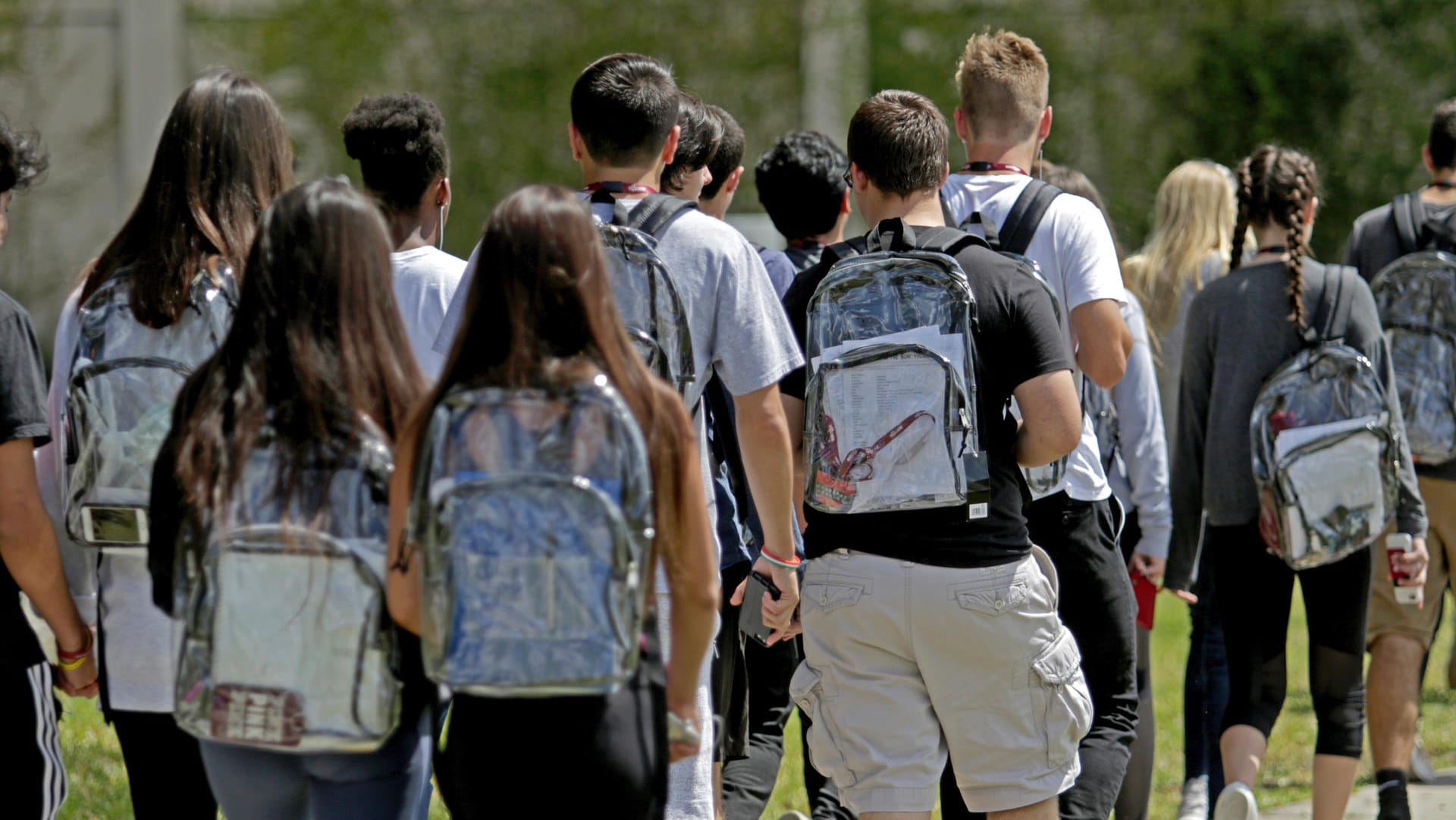 Schüler tragen transparente Rucksäcke: Nach dem Massaker an einer High School in Parkland werden die Sicherheitsmaßnahmen verschärft. Schüler tragen transparente Rucksäcke: Nach dem Massaker an einer High School in Parkland werden die Sicherheitsmaßnahmen verschärft.