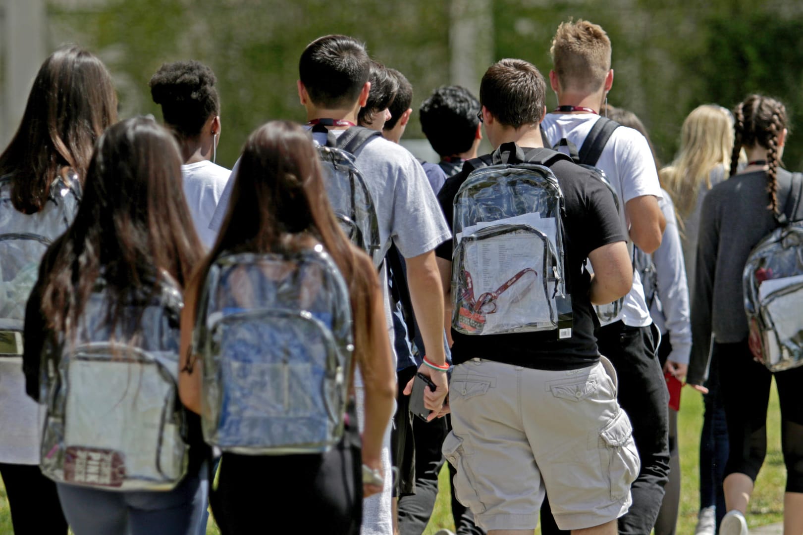 Schüler tragen transparente Rucksäcke: Nach dem Massaker an einer High School in Parkland werden die Sicherheitsmaßnahmen verschärft.