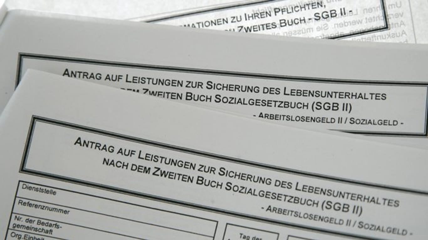 Anträge auf Bewilligung des Arbeitslosengeldes II im Jobcenter Berlin-Mitte.