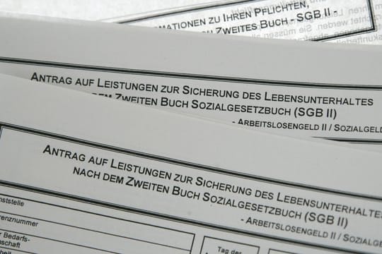 Anträge auf Bewilligung des Arbeitslosengeldes II im Jobcenter Berlin-Mitte.