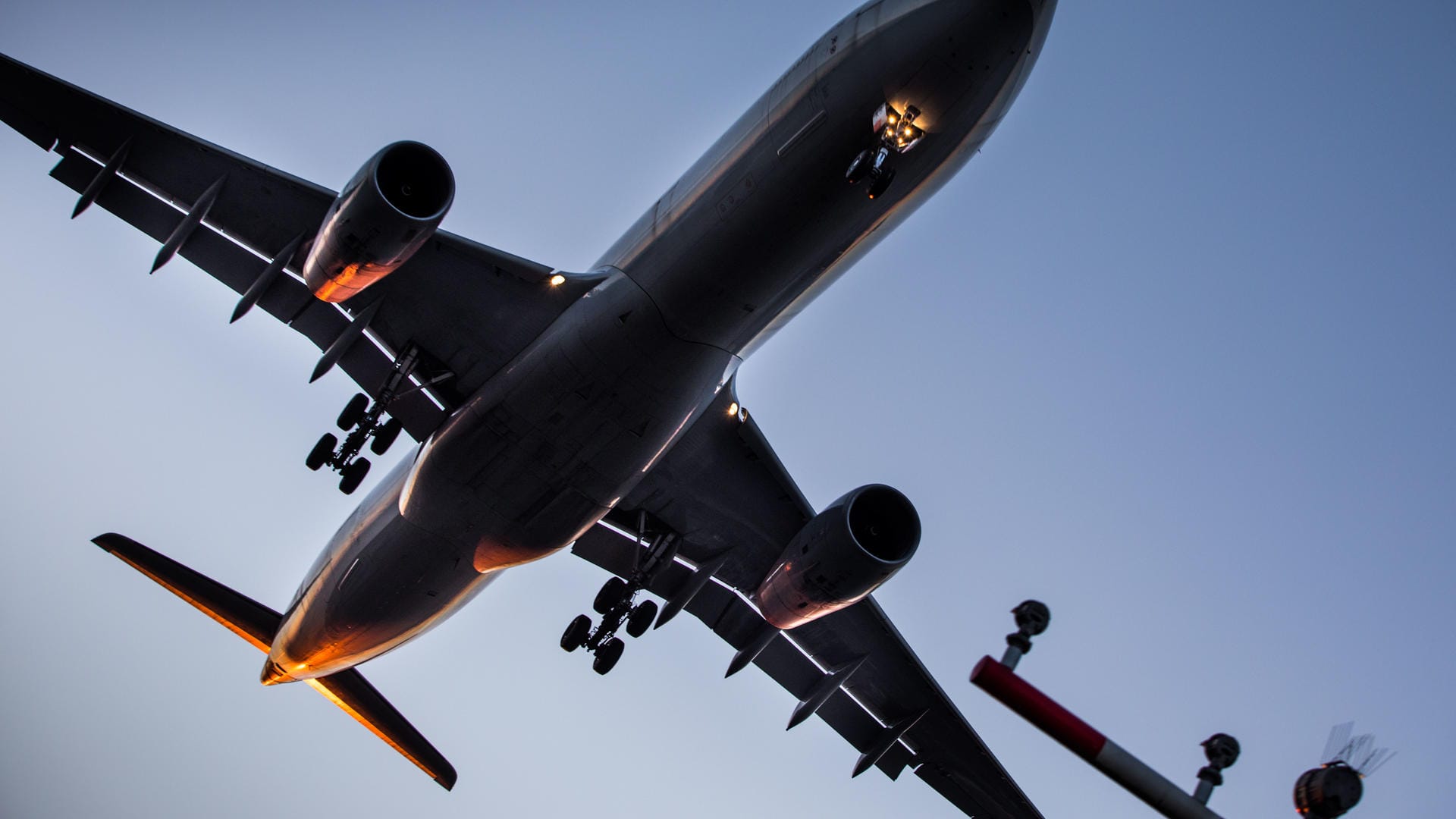 Eine Lufthansa-Maschine landet in Frankfurt. Der europäische Luftverkehr hatte am Dienstag mit Verspätungen zu kämpfen. Ein zentrales Steuerungssystem war ausgefallen. Eine Lufthansa-Maschine landet in Frankfurt. Der europäische Luftverkehr hatte am Dienstag mit Verspätungen zu kämpfen. Ein zentrales Steuerungssystem war ausgefallen.