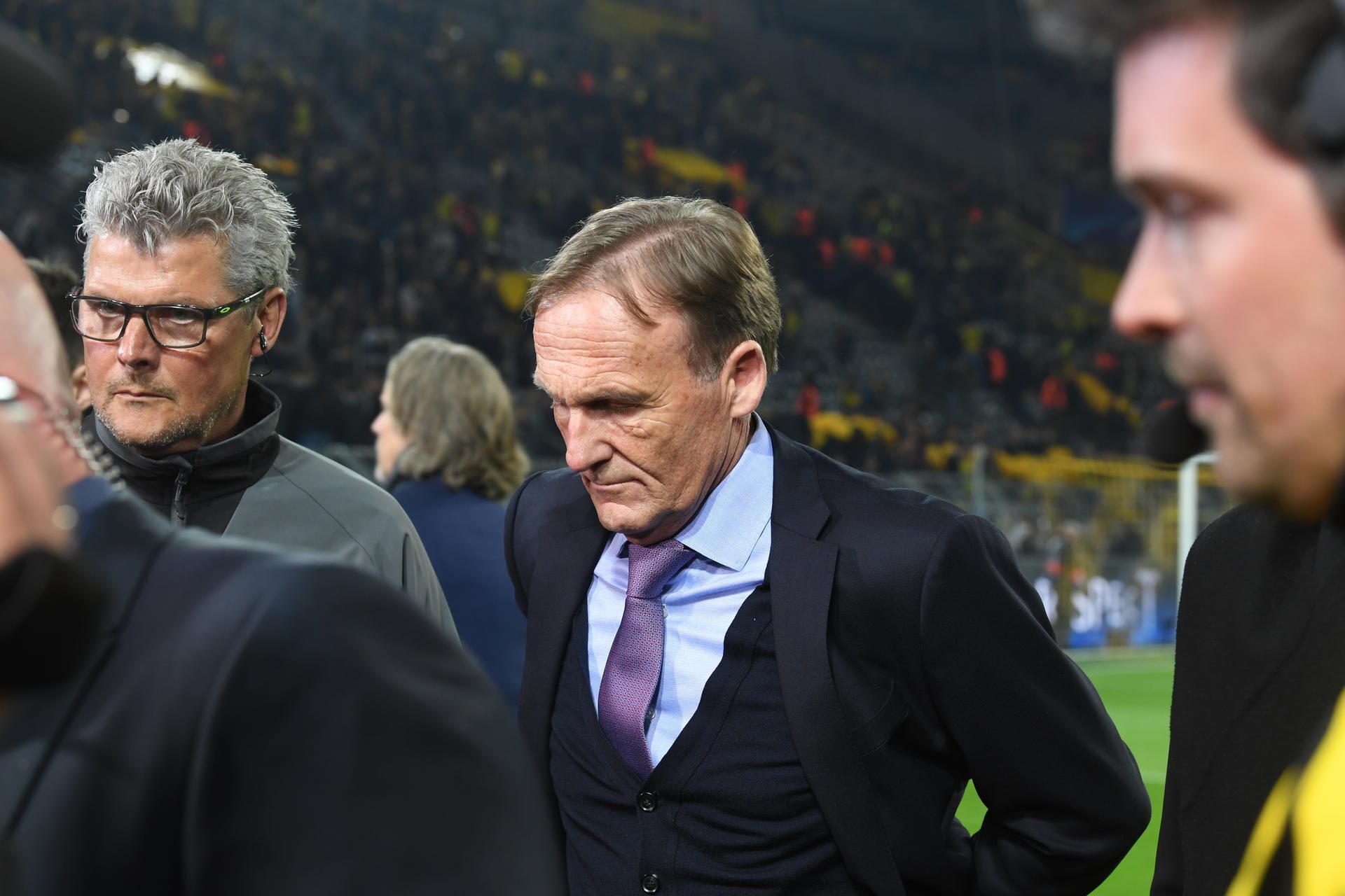Anspannung im Stadion: BVB-Boss Hans-Joachim Watzke informiert die Fans über den Anschlag auf die Mannschaft und die Absage des Spiels.