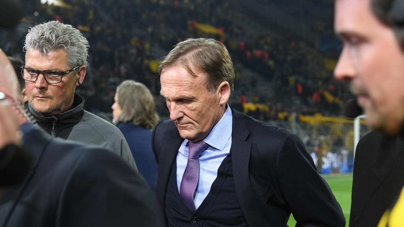 Anspannung im Stadion: BVB-Boss Hans-Joachim Watzke informiert die Fans über den Anschlag auf die Mannschaft und die Absage des Spiels.