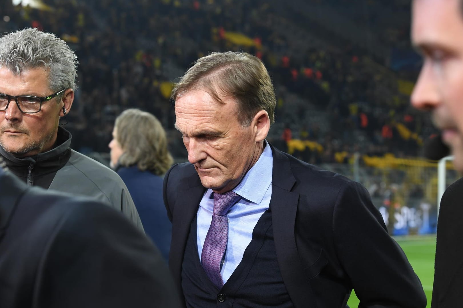 Anspannung im Stadion: BVB-Boss Hans-Joachim Watzke informiert die Fans über den Anschlag auf die Mannschaft und die Absage des Spiels.