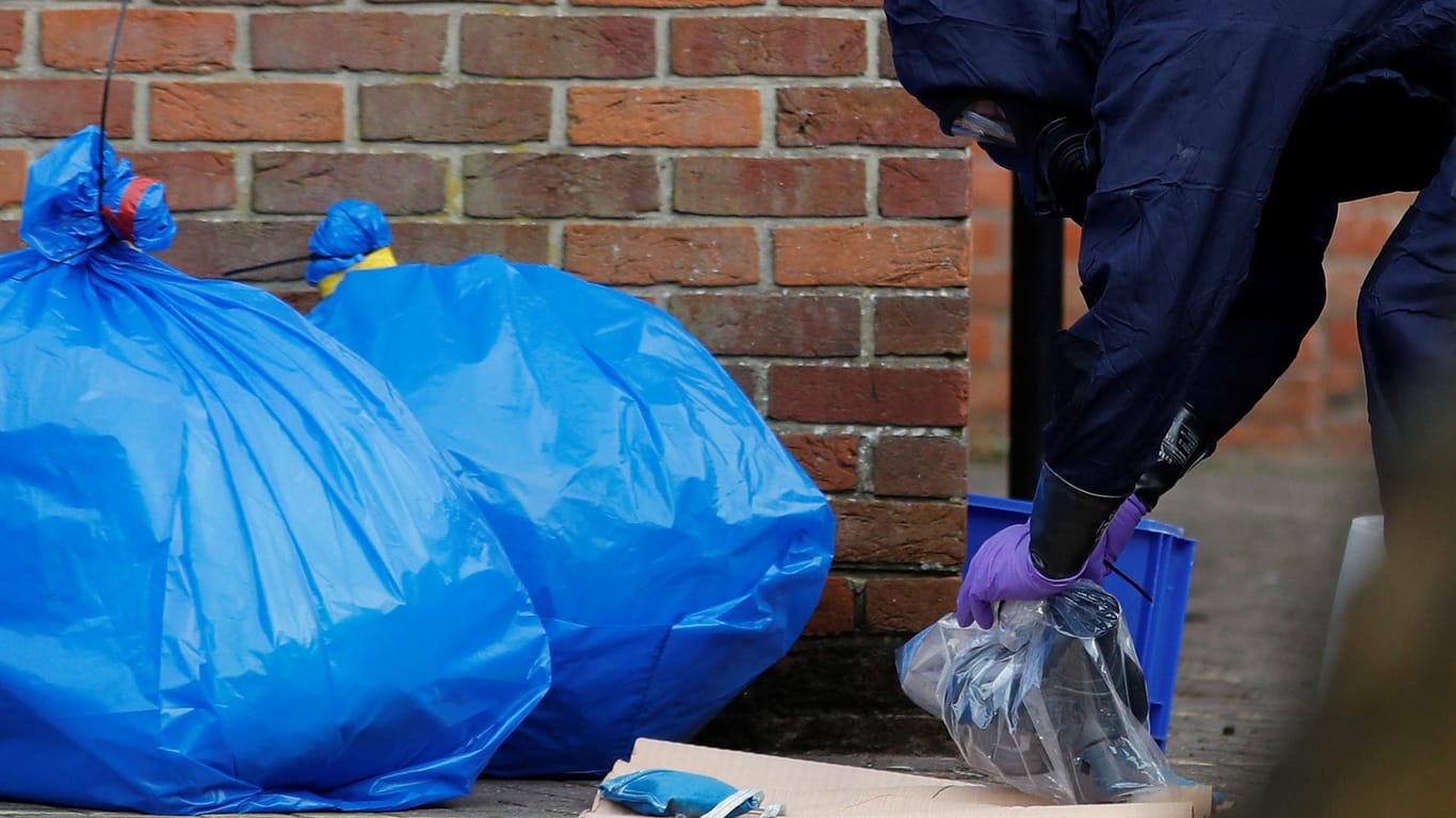 Chemiewaffenexperten des OPCW untersuchen den Tatort in Salisbury.
