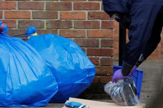 Chemiewaffenexperten des OPCW untersuchen den Tatort in Salisbury.