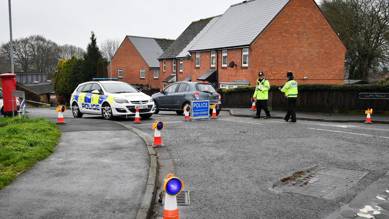 Polizisten kontrollieren in Salisbury nahe dem Haus des Doppelagenten Sergei Skripal: Ein britisches Militärlabor kann eine russische Herkunft des Nervengifts nicht nachweisen.