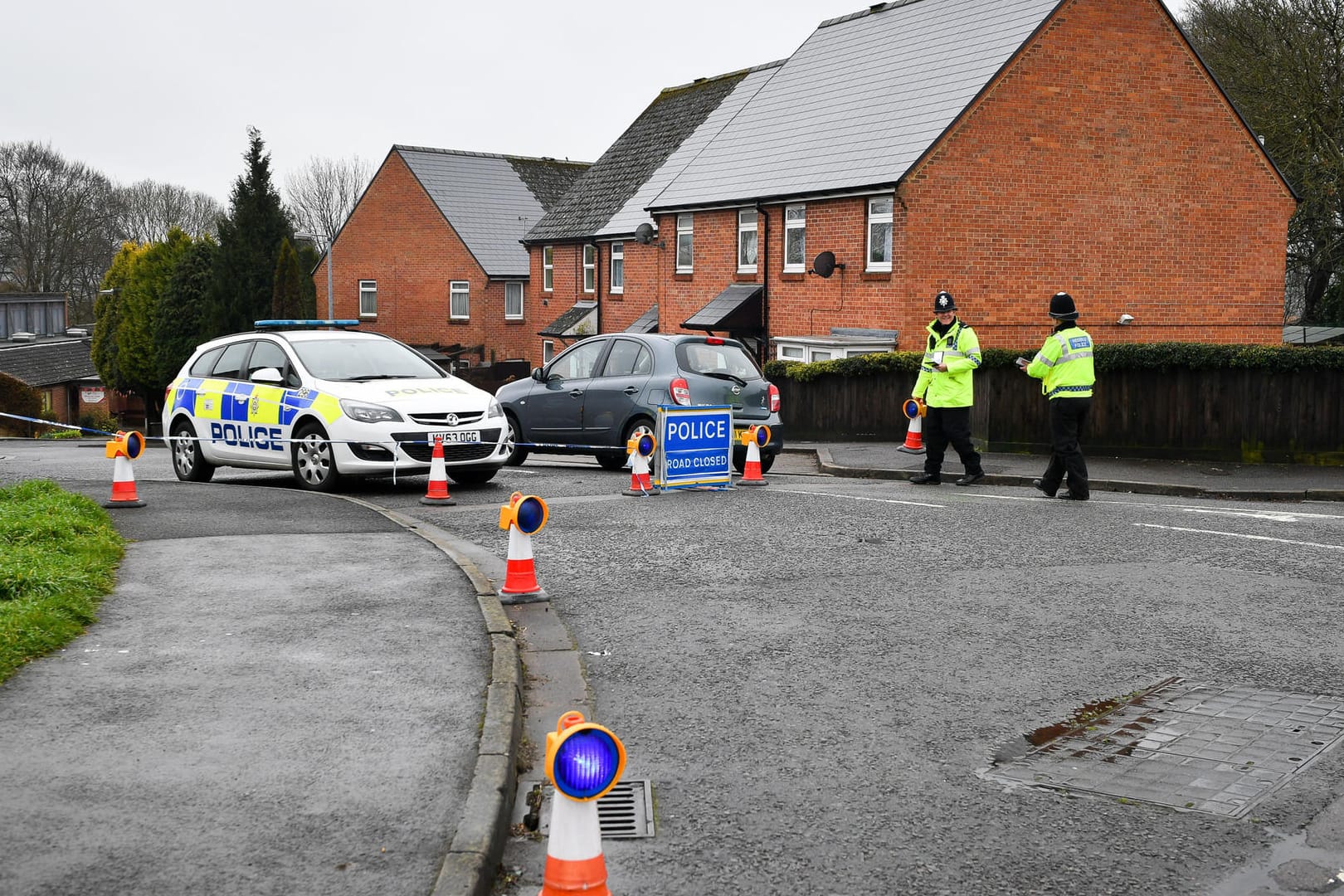 Polizisten kontrollieren in Salisbury nahe dem Haus des Doppelagenten Sergei Skripal: Ein britisches Militärlabor kann eine russische Herkunft des Nervengifts nicht nachweisen.