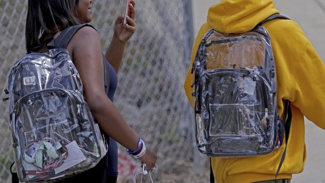 Die Schüler der Marjorie Stoneman Douglas High sind seit Wochenbeginn verpflichtet, durchsichtige Rücksäcke zu tragen. Die Schüler der Marjorie Stoneman Douglas High sind seit Wochenbeginn verpflichtet, durchsichtige Rücksäcke zu tragen.