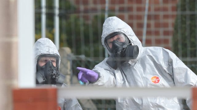 Einsatzkräfte in Schutzanzügen: Ein britisches Forschungslabor hat noch keine "präzise Quelle" für das eingesetzte Nervengift Nowitschok herausfinden können. Einsatzkräfte in Schutzanzügen: Ein britisches Forschungslabor hat noch keine "präzise Quelle" für das eingesetzte Nervengift Nowitschok herausfinden können.