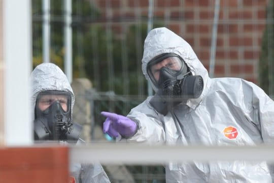 Einsatzkräfte in Schutzanzügen: Ein britisches Forschungslabor hat noch keine "präzise Quelle" für das eingesetzte Nervengift Nowitschok herausfinden können.