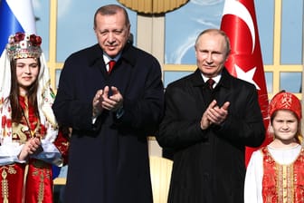 Wladimir Putin und Recep Tayyip Erdogan: Die Staatschefs haben bei Putins Besuch den Bau des ersten türkischen Atomkraftwerks eröffnet und führen Gespräche über den Syrien-Konflikt.