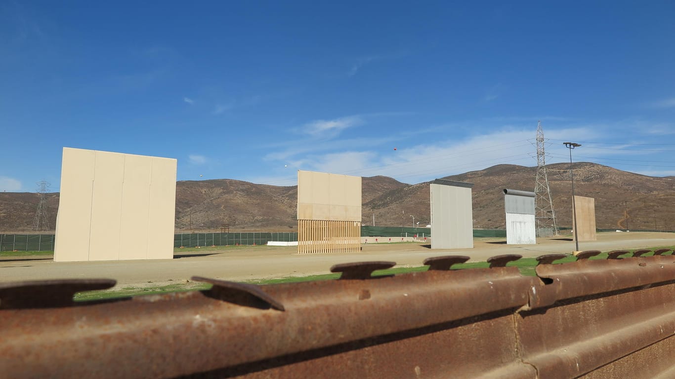Noch Stückwerk: An der Grenze zwischen den USA und Mexiko stehen bislang nur Prototypen für eine Mauer.