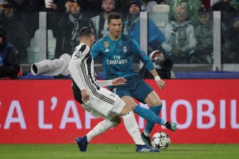 Torschütze Cristiano Ronaldo im Zweikampf. Er trifft mit Real Madrid im Viertelfinale der Champions League auf Juventus Turin.
