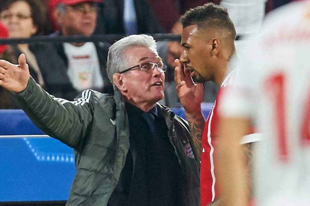 Jupp Heynckes erteilt Jérome Boateng Anweisungen: Der Trainer haderte mit vielen einfachen Ballverlusten des FC Bayern in Sevilla.