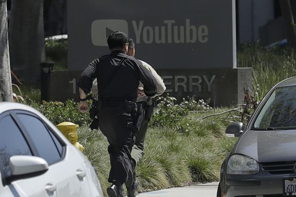 Polizisten vor der Zentrale des Internet-Unternehmens Youtube im amerikanischen San Bruno.