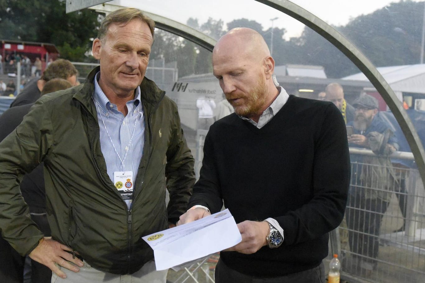 Matthias Sammer (r.) fachsimpelt mit BVB-Geschäftsführer Hans-Joachim Watzke: Beim Testspiel im August 2017 war er noch TV-Experte, jetzt soll er zusätzlich Berater der Dortmunder werden.