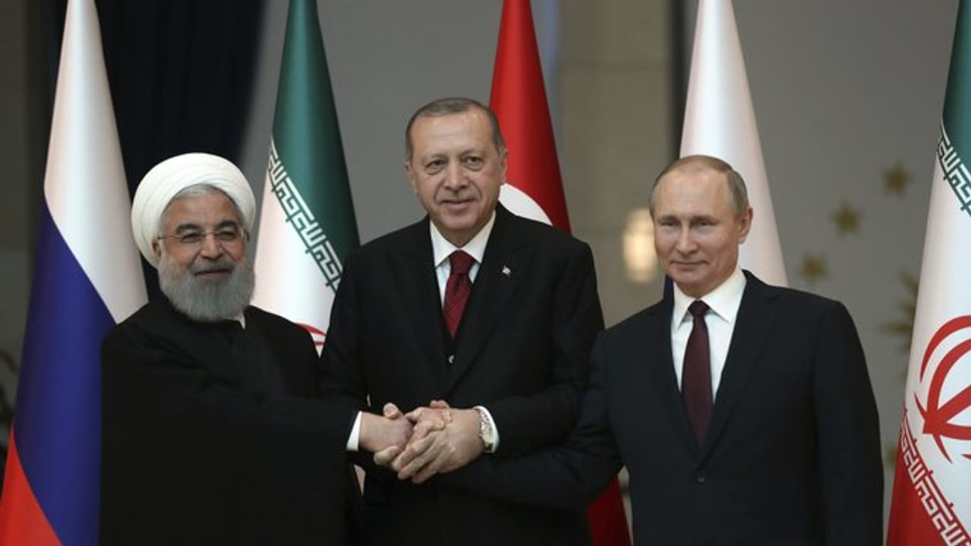 Bei dem Treffen soll es nach Angaben aus türkischen Regierungskreisen um die sogenannten Deeskalationszonen, die humanitäre Lage und die Bemühungen um eine neue Verfassung für Syrien gehen.