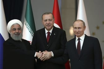 Bei dem Treffen soll es nach Angaben aus türkischen Regierungskreisen um die sogenannten Deeskalationszonen, die humanitäre Lage und die Bemühungen um eine neue Verfassung für Syrien gehen.