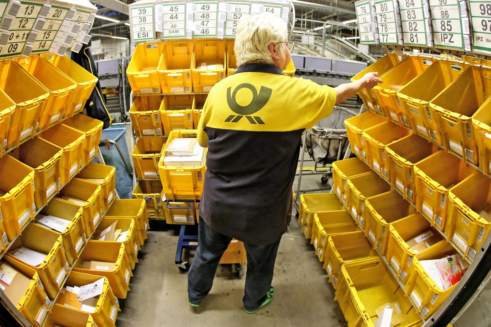 Eine Mitarbeiterin der Deutschen Post sortiert Großbriefe im Briefzentrum.