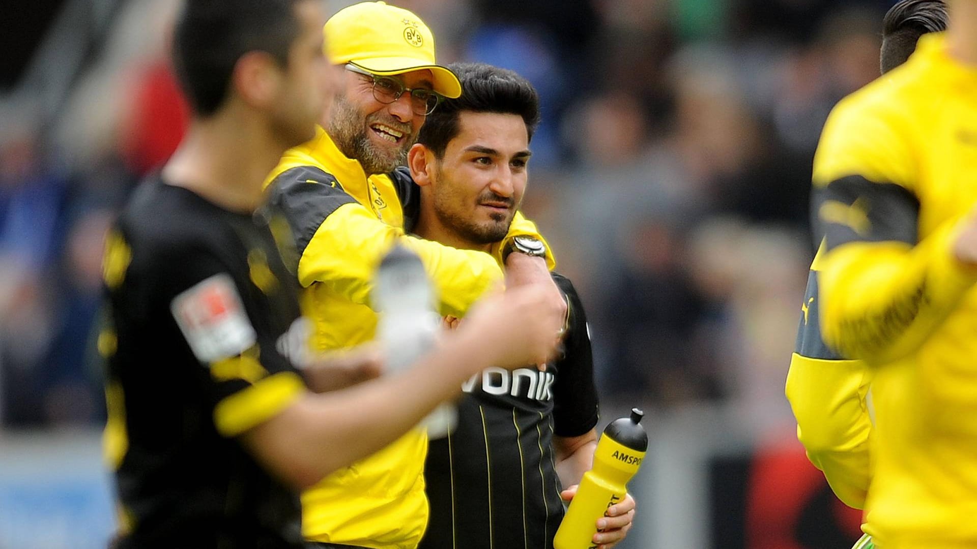 Trainer Jürgen Klopp und Mittelfeldspieler Ilkay Gündogan gemeinsam bei Borussia Dortmund: Das Foto ist noch gar nicht alt, sondern von 2015. Heute stehen sich die beiden als erbitterte Konkurrenten gegenüber.