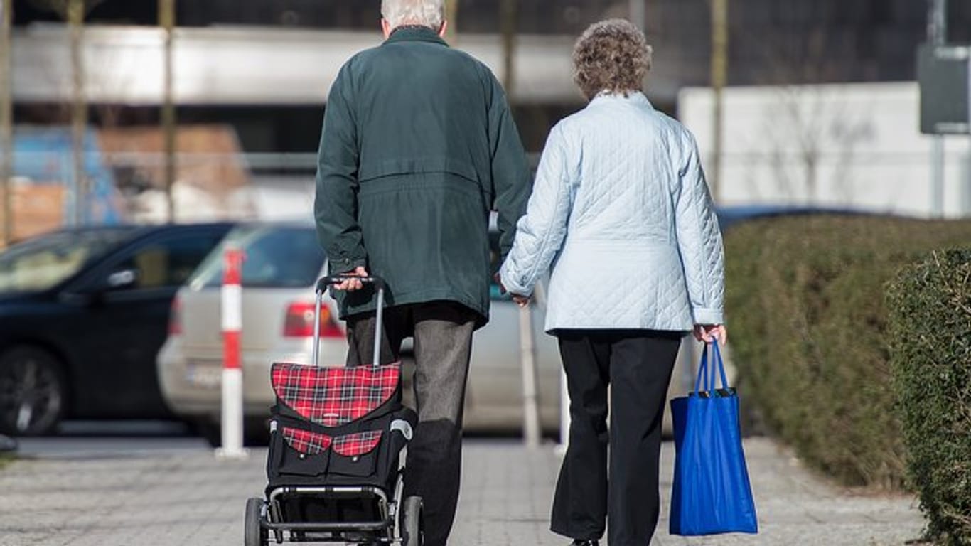Ein älteres Paar geht einkaufen.
