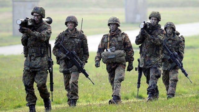 Ein Trupp mit Stinger-Raketen ausgerüsteter Bundeswehrsoldaten auf dem Schießplatz im schleswig-holsteinischen Todendorf.