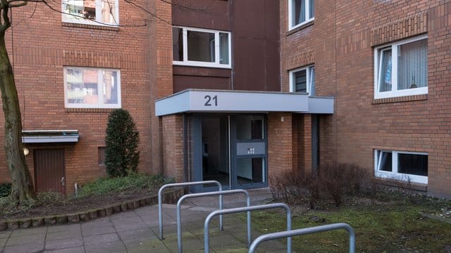 Eingang eines Mehrfamilienhauses im Stadtteil Groß-Buchholz. Eingang eines Mehrfamilienhauses im Stadtteil Groß-Buchholz.