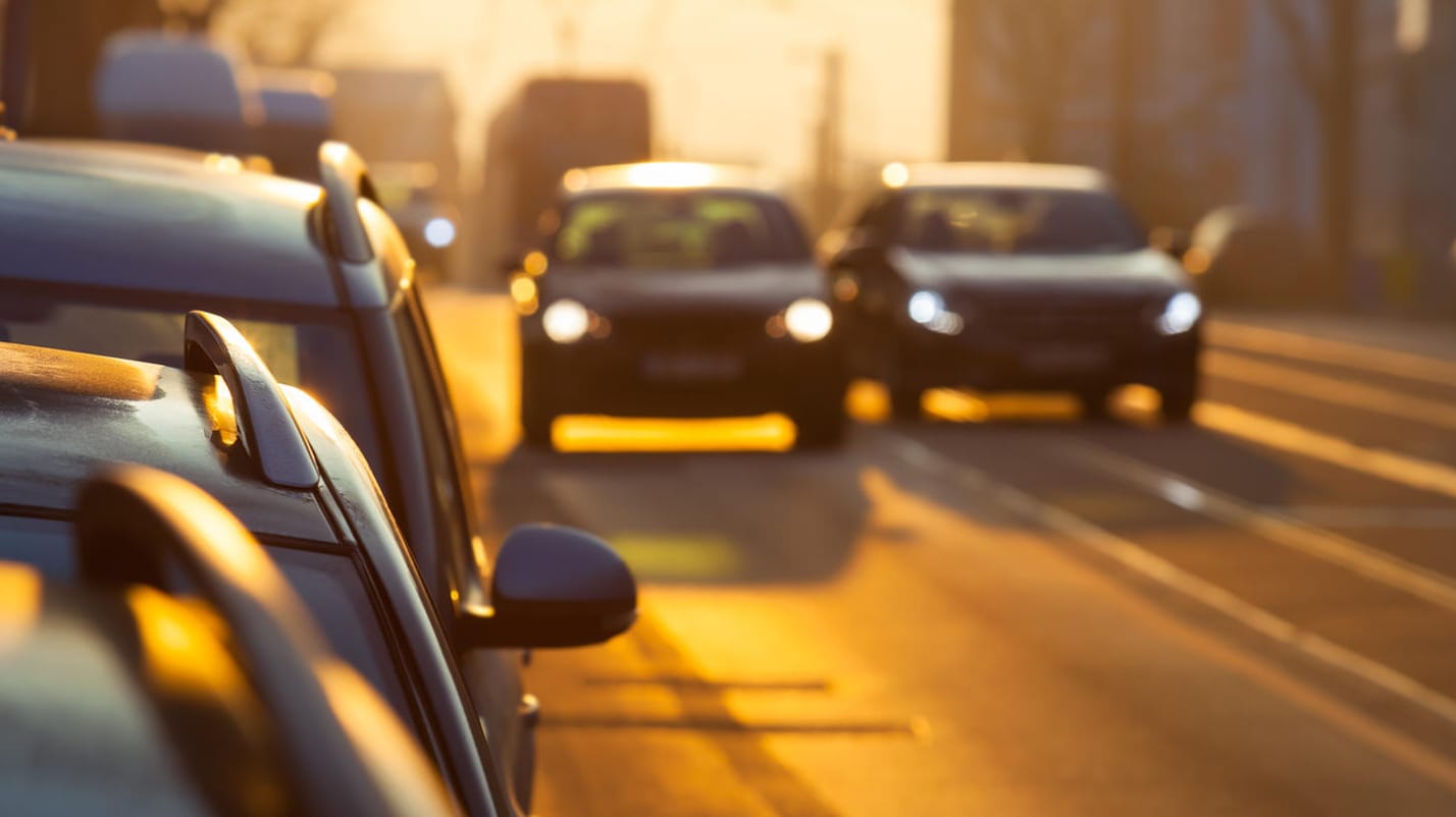 Überholen in der Innenstadt: Erlaubt ist es, wenn der Gegenverkehr nicht gestört wird und genug Platz insbesondere für Fußgänger und Radfahrer bleibt.