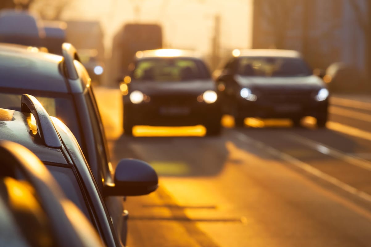 Überholen in der Innenstadt: Erlaubt ist es, wenn der Gegenverkehr nicht gestört wird und genug Platz insbesondere für Fußgänger und Radfahrer bleibt.