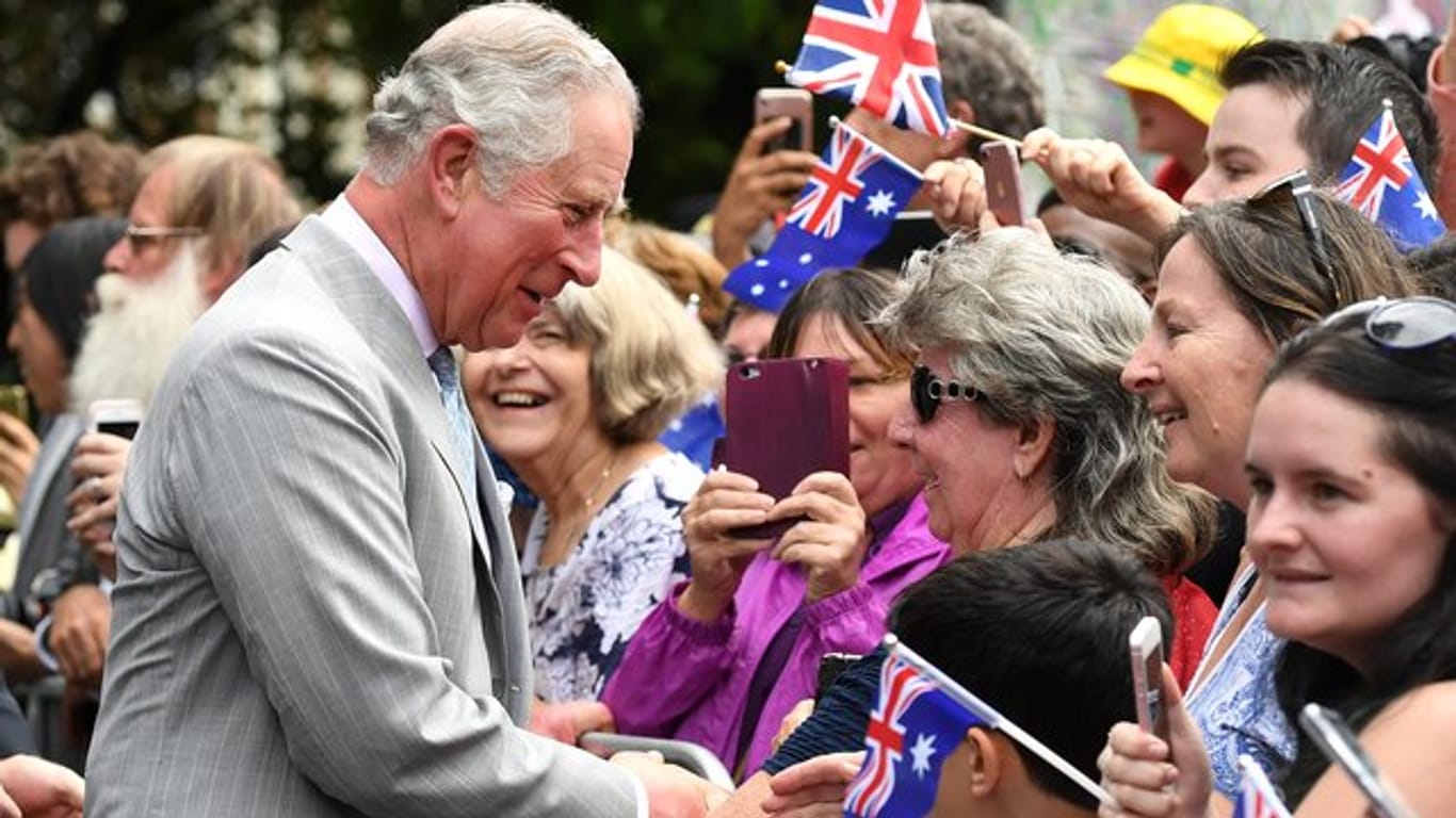 Prinz Charles begrüßt Fans in Brisbane.