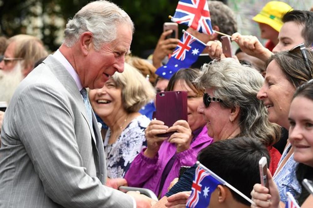 Prinz Charles begrüßt Fans in Brisbane.