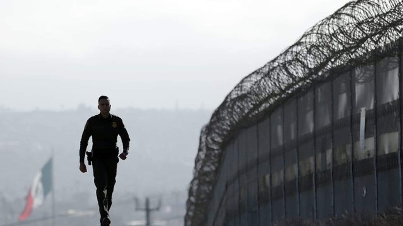 Soldat an der Grenze zwischen den USA und Mexiko in der Nähe von San Diego.