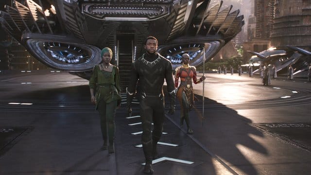 Nakia (Lupita Nyong'o, l-r), T'Challa/Black Panther (Chadwick Boseman) und Okoye (Danai Gurira) in einer Szene des Films "Black Panther".