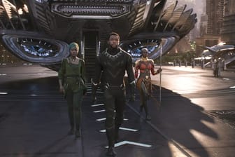 Nakia (Lupita Nyong'o, l-r), T'Challa/Black Panther (Chadwick Boseman) und Okoye (Danai Gurira) in einer Szene des Films "Black Panther".