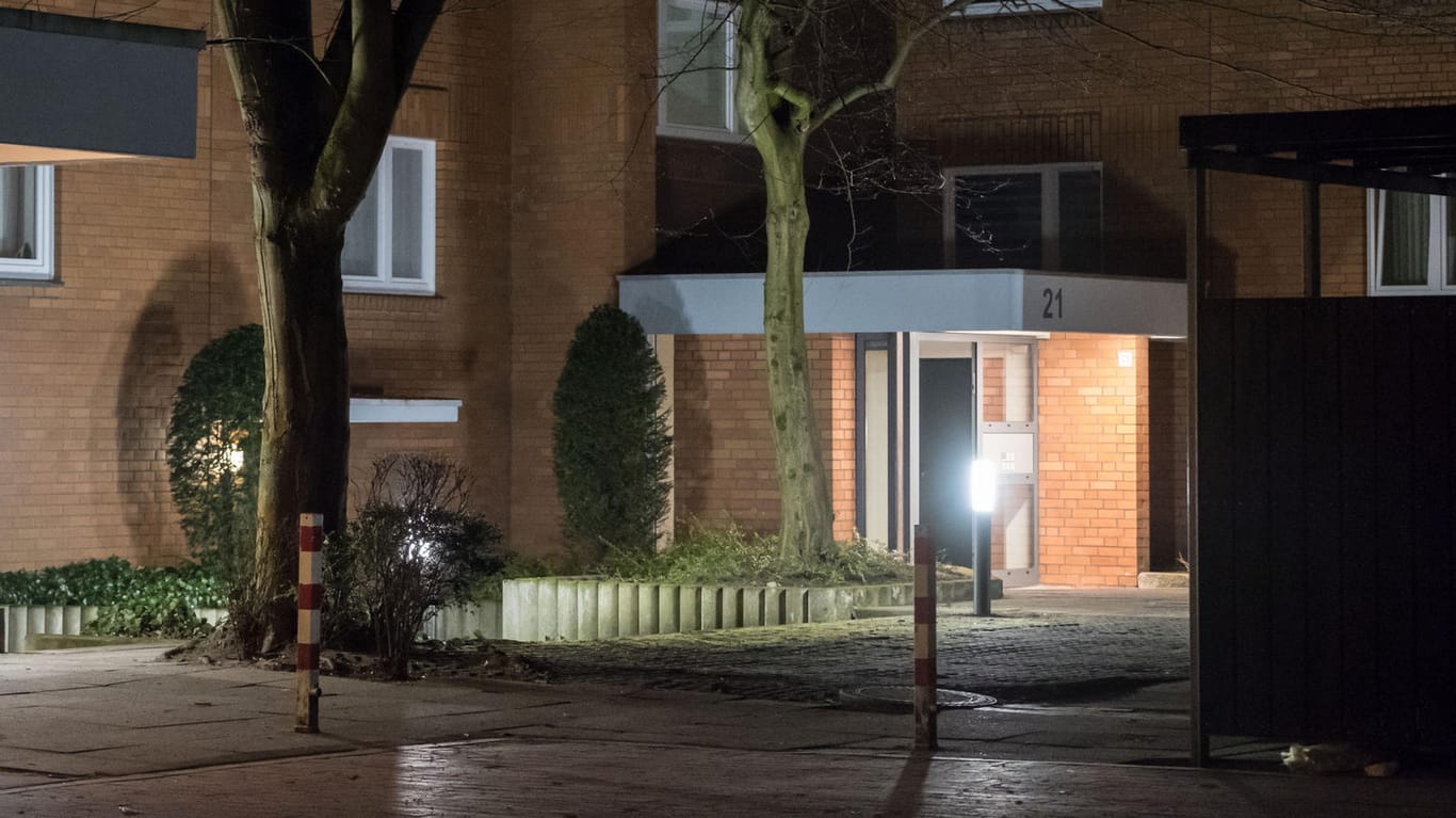 Hauseingang im Hannoveraner Stadtteil Groß-Buchholz: In diesem Wohnhaus sollen sich die tödlichen Bisse ereignet haben.