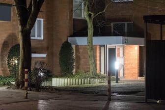 Hauseingang im Hannoveraner Stadtteil Groß-Buchholz: In diesem Wohnhaus sollen sich die tödlichen Bisse ereignet haben.