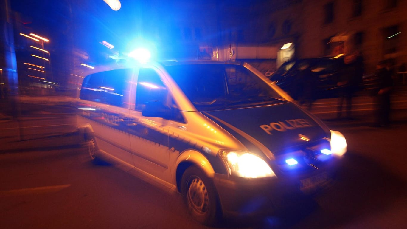 Einsatzwagen der Polizei mit eingeschaltetem Blaulicht: Die Polizei in Lüneburg fahndet nach den Tätern, die Schüsse aus einem Auto auf eine Menschengruppe abgaben.