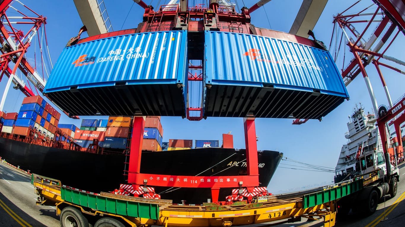 Container im Hafen von Shanghai: China erhebt nun Strafzölle auf US-amerikanisches Rindfleisch sowie Produkte der Flugzeug- und Chemie-Industrie.