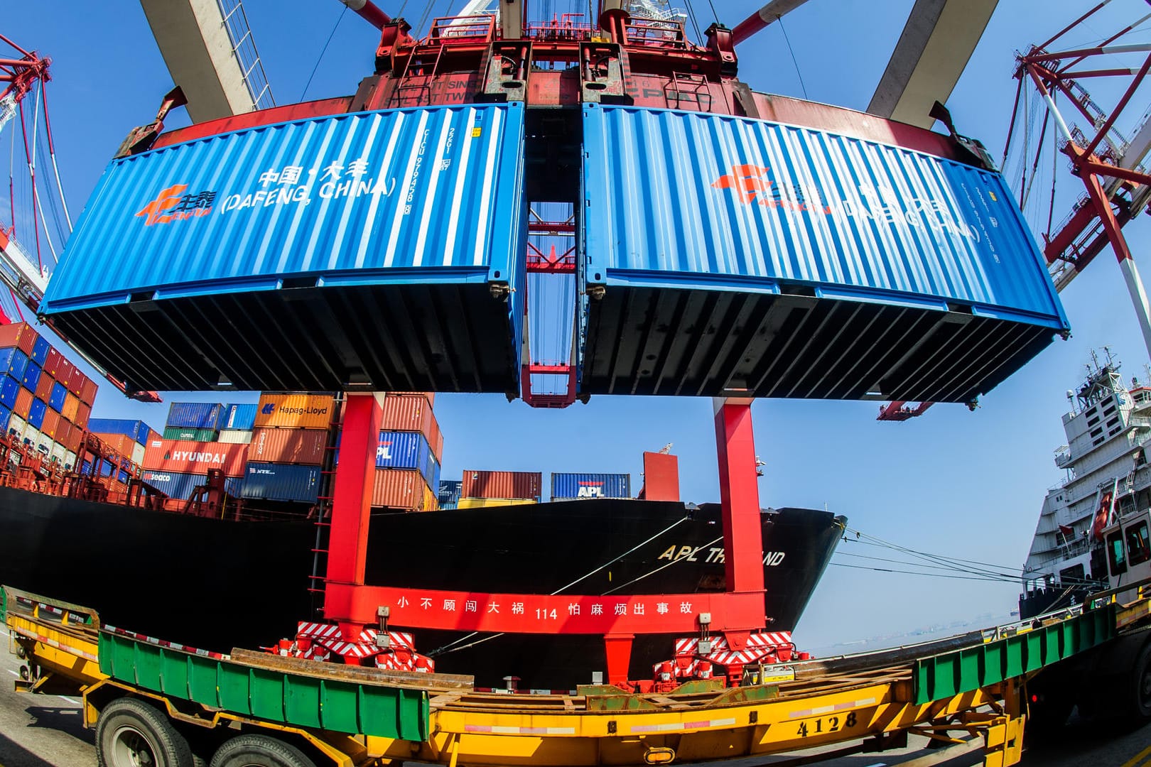 Container im Hafen von Shanghai: China erhebt nun Strafzölle auf US-amerikanisches Rindfleisch sowie Produkte der Flugzeug- und Chemie-Industrie.