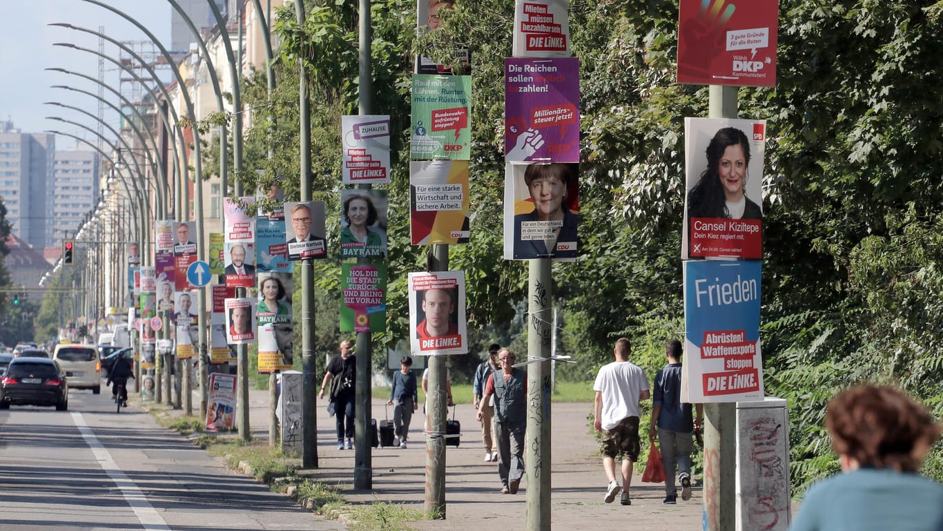 Bunter Wahlkampf auf der Straße: Die deutschen Parteien verlagern ihren Wahlkampf immer mehr ins Netz.
