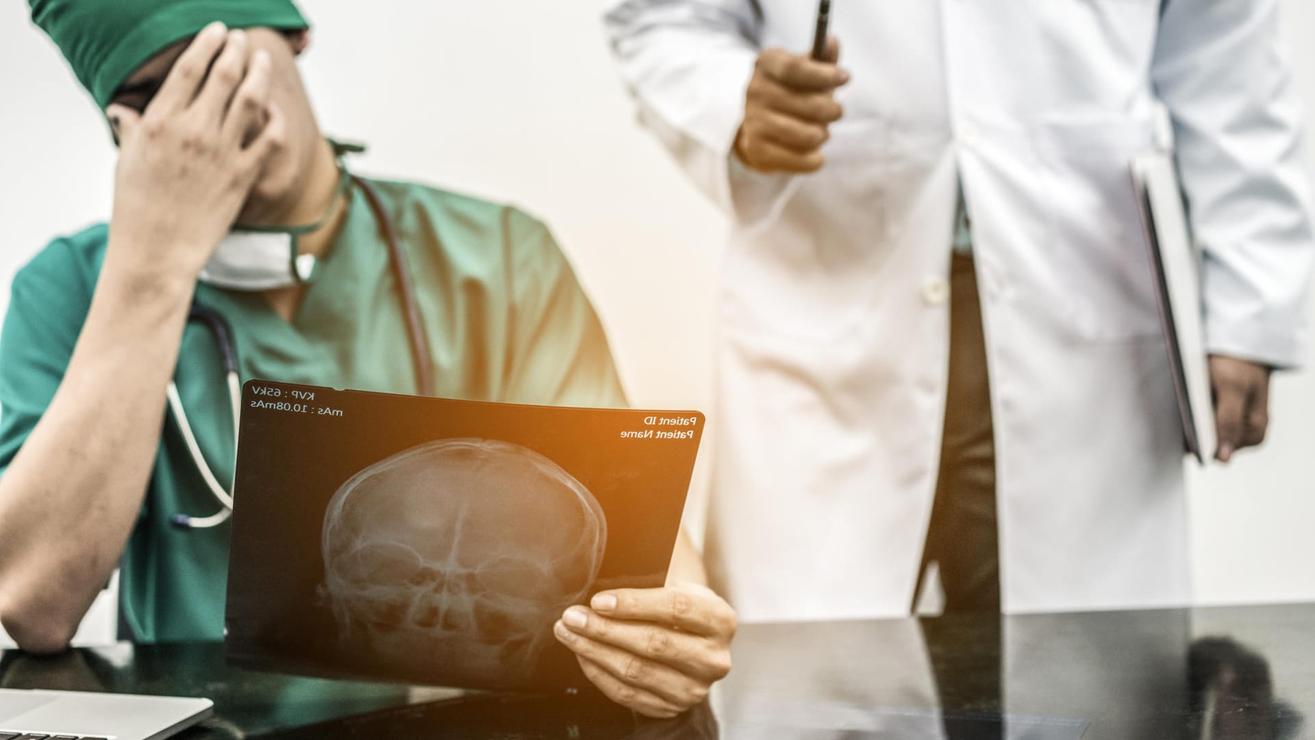 Doktor hält sich den Kopf Doktor hält sich den Kopf