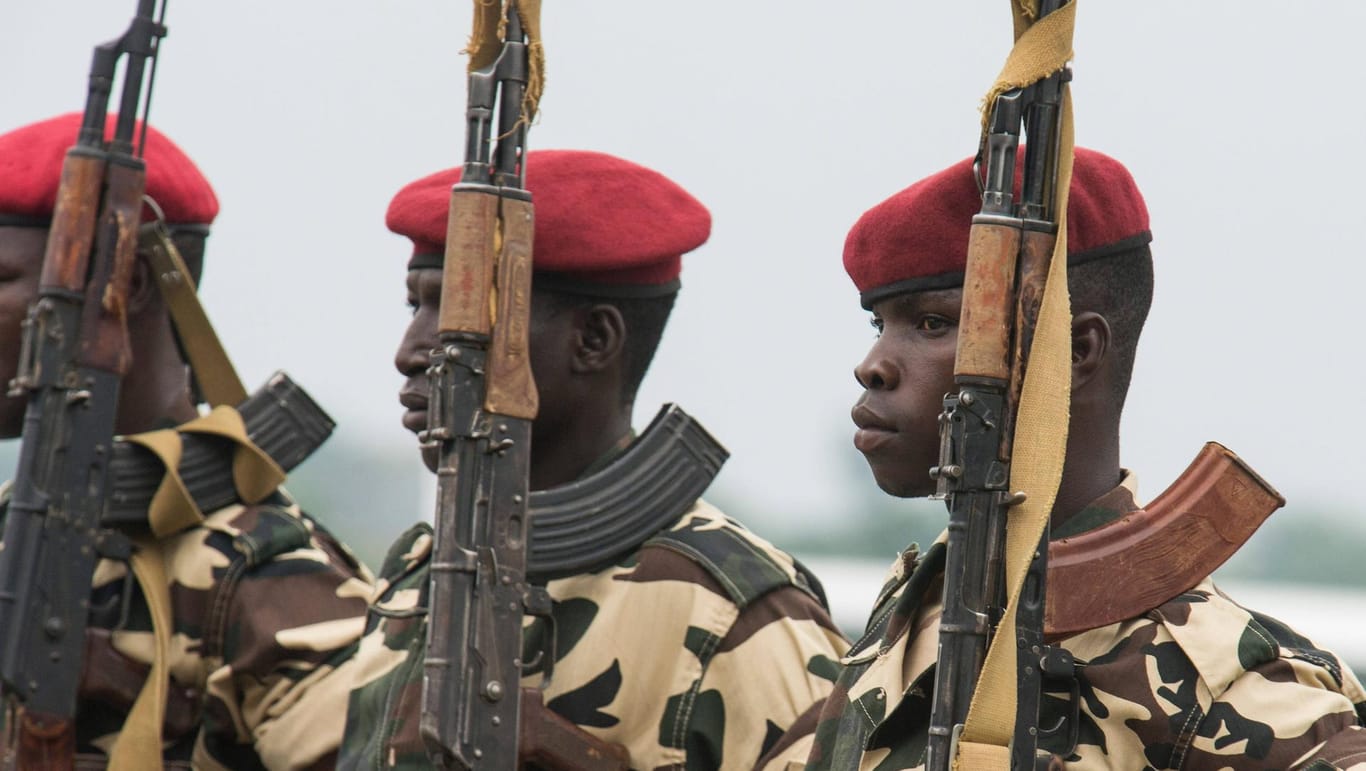 Soldaten der kamerunischen Armee: Die zwölf Touristen waren in der Region Nguti verschleppt worden.