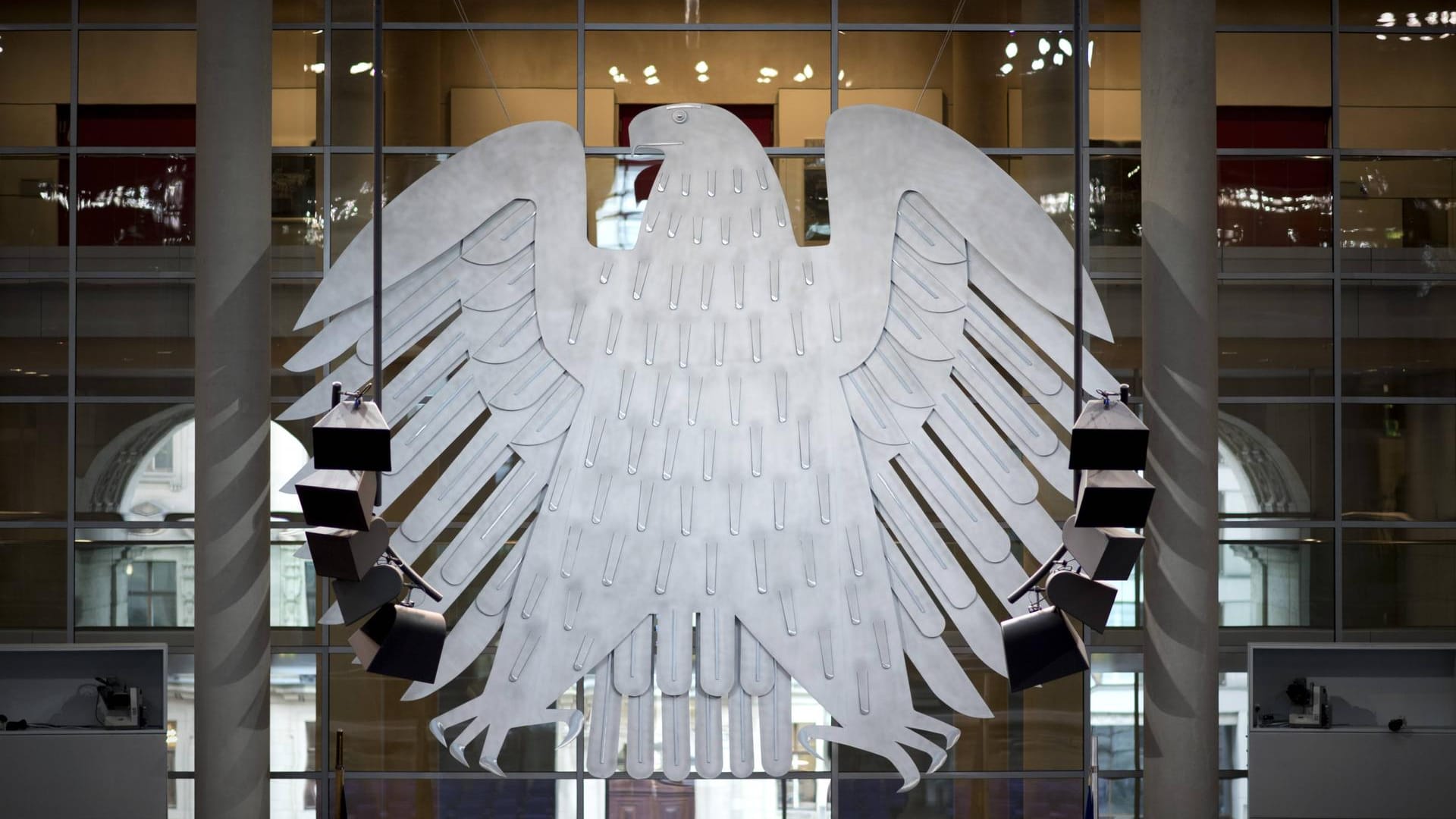 Der Bundesadler im Reichstag in Berlin: Die neue Personalaufstellung der Bundesregierung stößt auf harte Kritik seitens des Bundes der Steuerzahler. Der Bundesadler im Reichstag in Berlin: Die neue Personalaufstellung der Bundesregierung stößt auf harte Kritik seitens des Bundes der Steuerzahler.