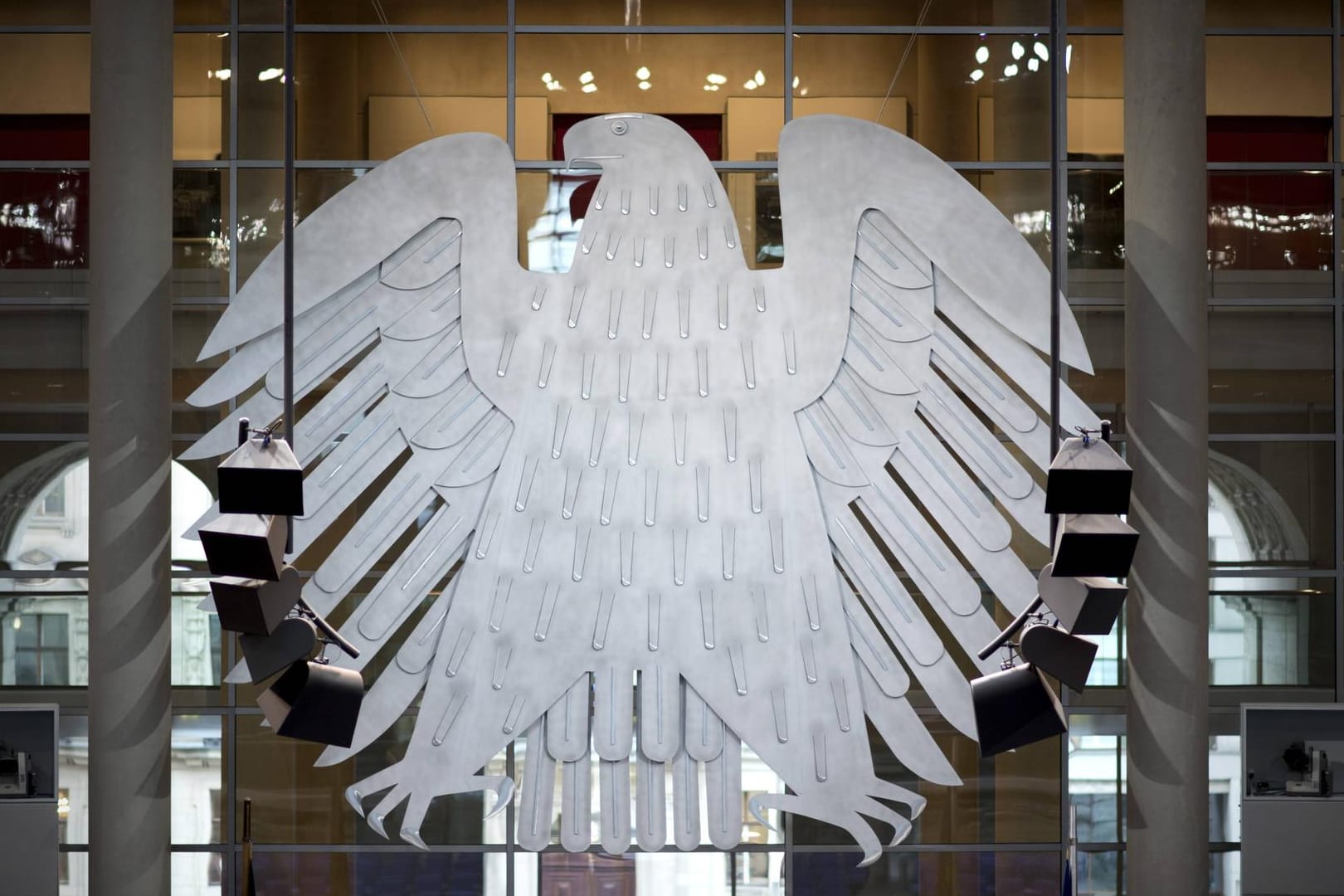 Der Bundesadler im Reichstag in Berlin: Die neue Personalaufstellung der Bundesregierung stößt auf harte Kritik seitens des Bundes der Steuerzahler.