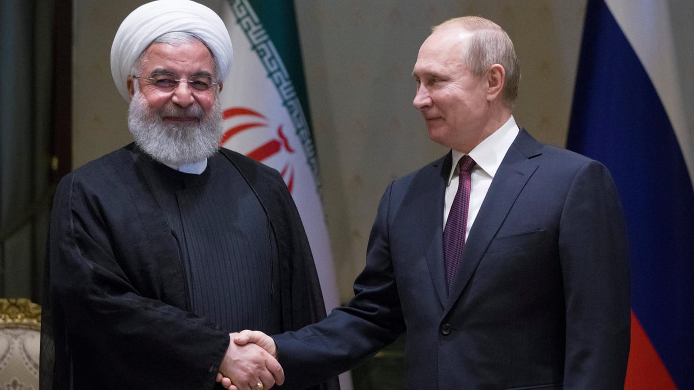 Hassan Ruhani und Wladimir beim Handshake: Die Präsidenten Irans und Russlands nehmen in Ankara an einem Dreier-Gipfel zu Syrien teil.