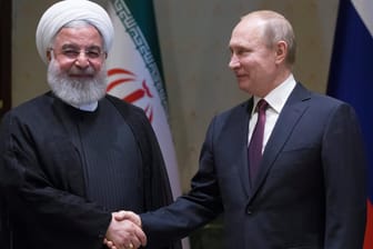 Hassan Ruhani und Wladimir beim Handshake: Die Präsidenten Irans und Russlands nehmen in Ankara an einem Dreier-Gipfel zu Syrien teil.