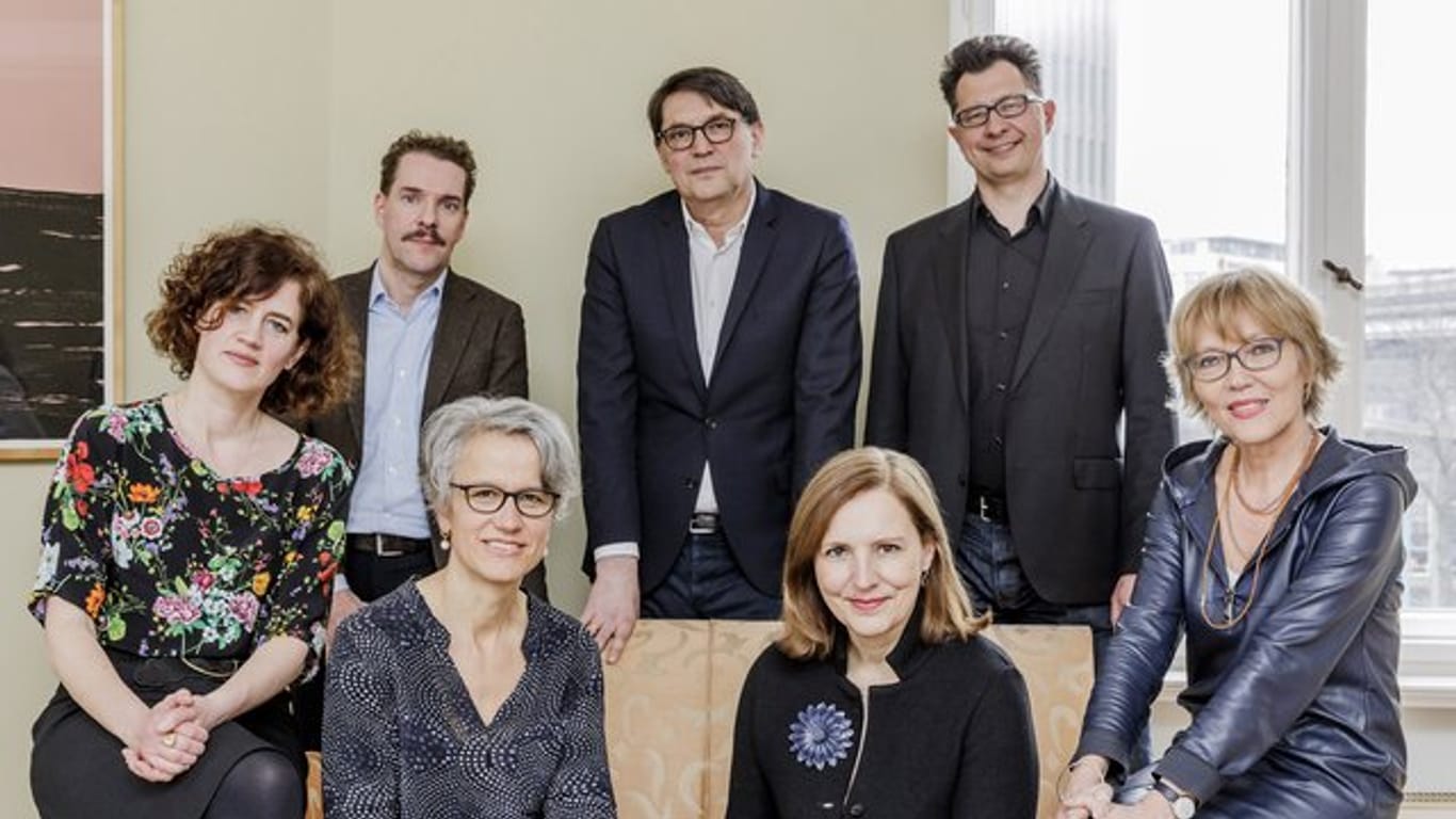 Die Jury des Deutschen Buchpreises: Christine Lötscher (l-r), Paul Jandl, Marianne Sax, Christoph Bartmann, Tanja Graf, Uwe Kalkowski und Luzia Braun.