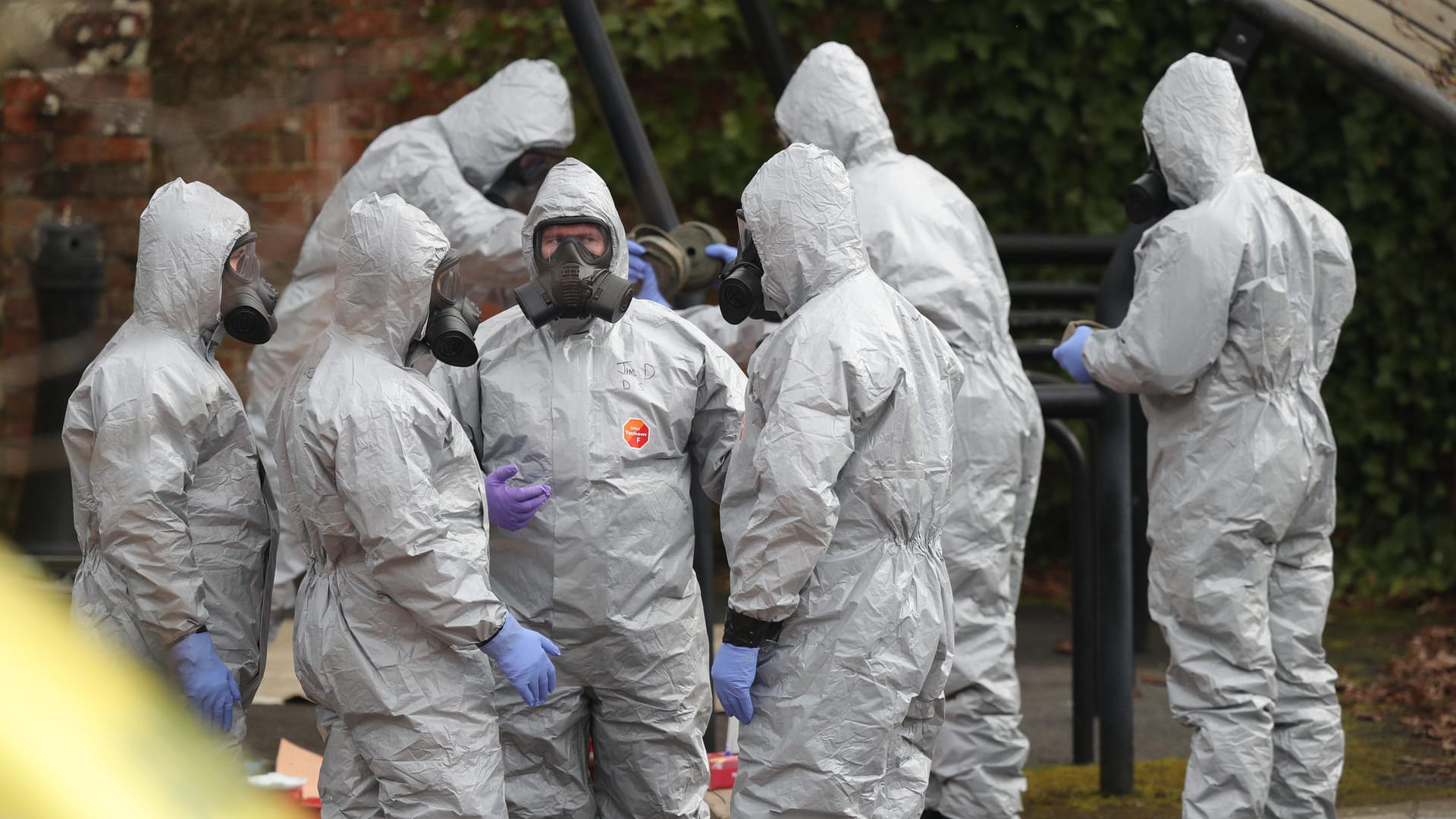 Mitglieder einer Spezialeinheit des britischen Militärs untersuchen den Tatort, an dem der russische Ex-Agent Sergei Skripal und seine Tochter vergiftet wurden. Mitglieder einer Spezialeinheit des britischen Militärs untersuchen den Tatort, an dem der russische Ex-Agent Sergei Skripal und seine Tochter vergiftet wurden.