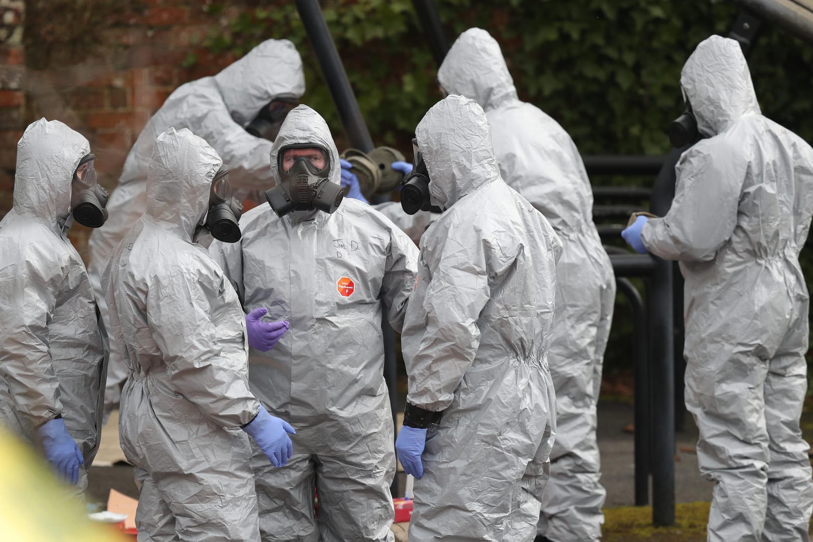Mitglieder einer Spezialeinheit des britischen Militärs untersuchen den Tatort, an dem der russische Ex-Agent Sergei Skripal und seine Tochter vergiftet wurden.